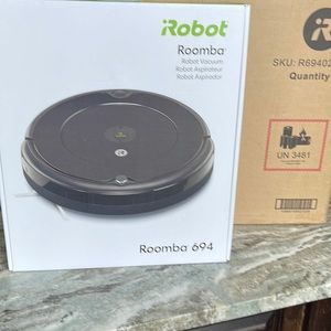 ROOMBA 694 Robot Vacuum BRAND NEW IN ORIGINAL BOX